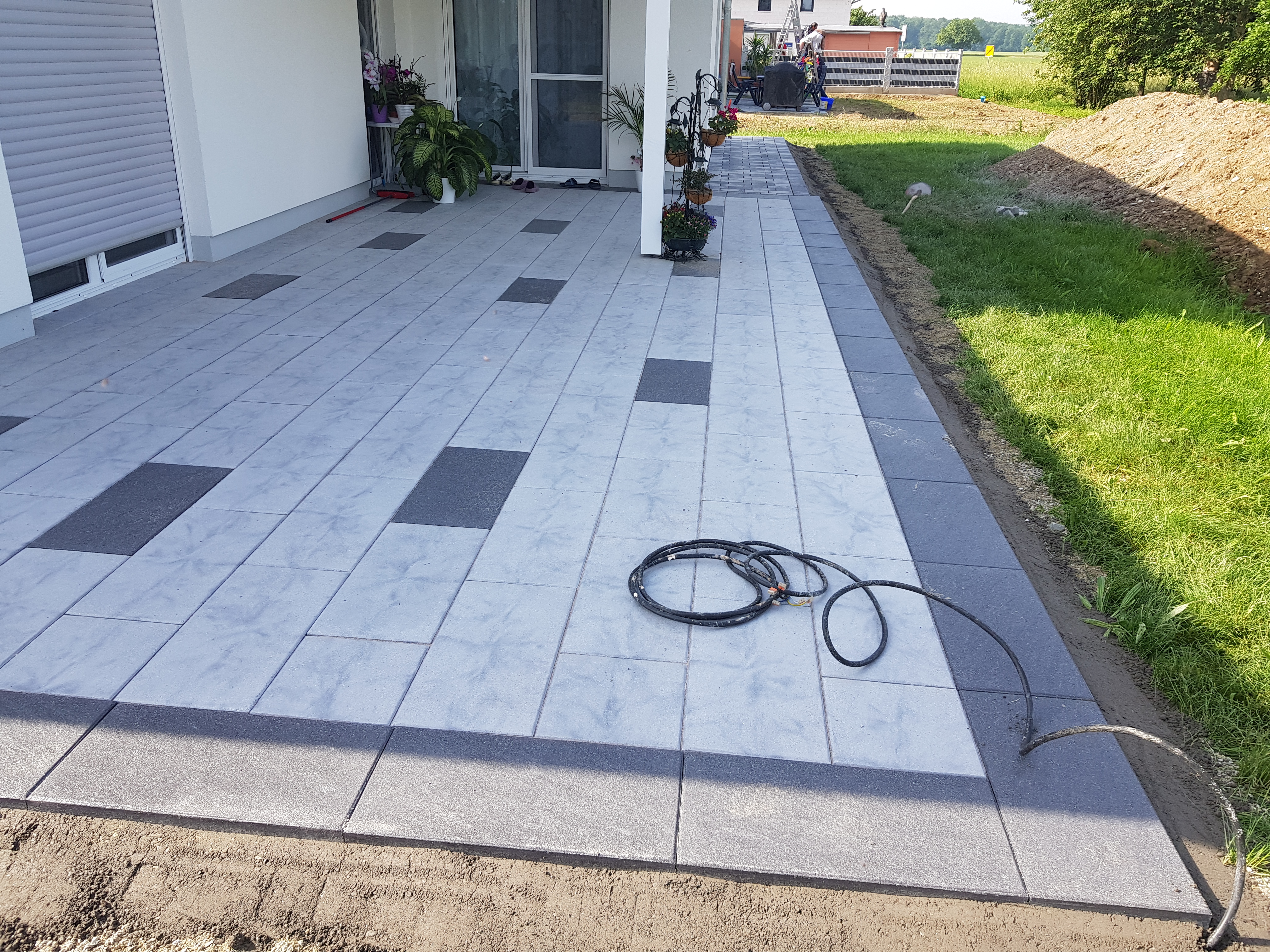 Terrassengestaltung. Terrasse  mit Unterbau und Betonplatten